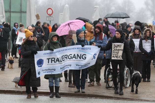 Mit einem Trauerzug sowie einer anschließenden Demonstration im Liegen vor dem Rathaus Hamburg haben am Samstagmittag rund 100 Menschen auf das Leid von Menschen mit der chronischen Erkrankung ME CFS (Myalgische Enzephalomyelitis Chronisches Fatigue-Syndrom) hingewiesen. Sie fordern Versorgung, Aufklärung, Anerkennung. Organisiert wurde die Demonstration als Trauergang von der Initiative Liegend-Demo . Altstadt Hamburg *** With a funeral procession and a subsequent demonstration in front of Hamburg City Hall on Saturday afternoon, around 100 people drew attention to the suffering of people with the chronic illness ME CFS Myalgic Encephalomyelitis Chronic Fatigue Syndrome They demanded care, education and recognition The demonstration w