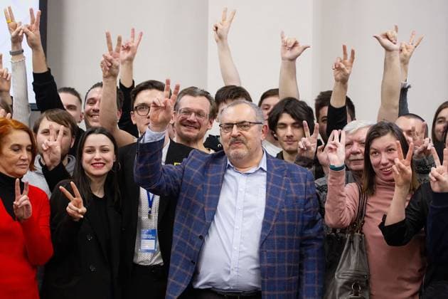 News Themen der Woche KW02 News Bilder des Tages Russia Presidential Election in St. Petersburg - 13 Jan 2024 Russian presidential candidate from the Civil Initiative party Boris Nadezhdin poses for a group photo with his supporters gesturing during a meeting in St. Petersburg. Boris Nadezhdin, a candidate in the presidential elections 2024 from the Civil Initiative party against the current President Vladimir Putin, held a meeting with his supporters in St. Petersburg, talking about his presidential program and answering people’s questions. St. Petersburg Russia Copyright: xArtemxPriakhinx xSOPAxImagesx B72A2557