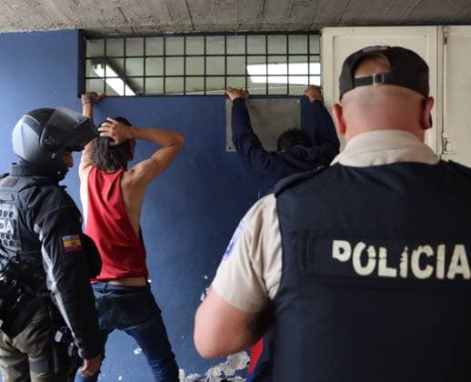 News Themen der Woche KW02 News Bilder des Tages Ausnahmezustand in Ecuador, verstärkte Sicherheitsmaßnahmen und Kontrollen OPERATIVO-SEGURIDAD-CENTRO-QUITO Quito, sabado 13 de diciembre del 2024 Operativo de Seguridad, interinstitucional en el Centro de Quito. Fotos:Rolando Enriquez API Quito Pichincha Ecuador CLJ-OPERATIVO-SEGURIDAD-CENTRO-QUITO-1322ec6951e6b4da1a1942900a2b04cf *** OPERATIVO SEGURIDAD CENTRO QUITO Quito, Saturday, December 13, 2024 Security Operation, interinstitutional in downtown Quito Photos Rolando Enriquez API Quito Pichincha Ecuador CLJ OPERATIVO SEGURIDAD CENTRO QUITO 1322ec6951e6b4da1a1942900a2b04cf Copyright: xROLANDOxENRIQUEZx
