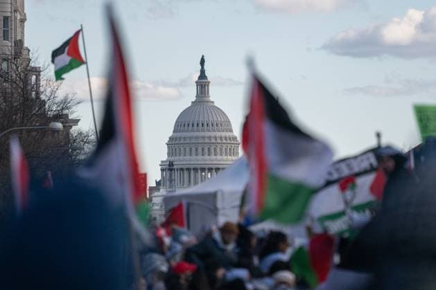 News Themen der Woche KW02 News Bilder des Tages January 13, 2024, Washington, District Of Columbia, USA: The Capitol is visible as protesters march in the March on Washington for Gaza in Washington, D.C. on Saturday, January 13, 2023. Thousands of people attended to march and protest, many calling for a ceasefire and criticizing President Biden for supporting Israel Washington United States Of America - ZUMAs152 20240113_faa_s152_027 Copyright: xAnnabellexGordonx