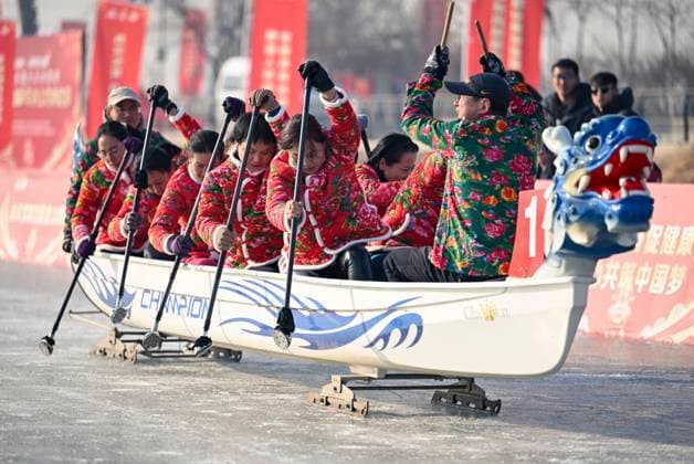 News Themen der Woche KW02 News Bilder des Tages (240114) -- BEIJING, Jan. 14, 2024 -- People compete during an ice dragon boat contest at a park in Yinchuan, northwest China s Ningxia Hui Autonomous Region, Jan. 13, 2024. ) XINHUA PHOTOS OF THE DAY FengxKaihua 