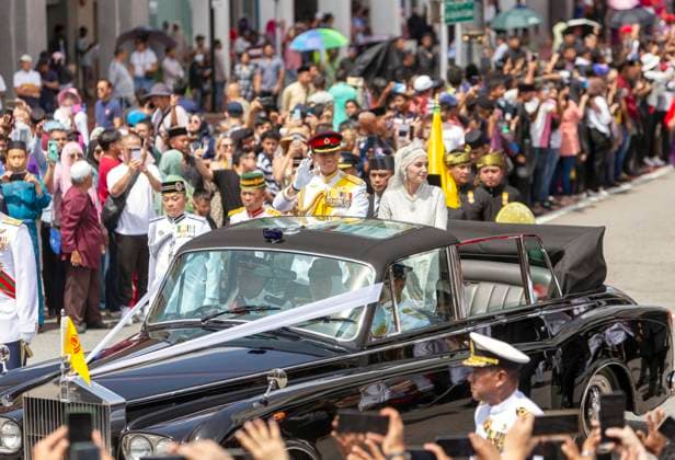 Bilder des Jahres 2024, Entertainment 01 Januar Entertainment Themen der Woche KW02 Entertainment Bilder des Tages Bandar Seri Begawan (Brunei), 14 01 2024.- The newlywed royal couple Prince Abdul Mateen (C-L) and his bride Anisha Rosnah (C-R) greet the crowd from a royal vehicle during the street procession of the royal wedding ceremony in Bandar Seri Begawan, Brunei, 14 January 2024. Brunei s Prince Abdul Mateen, known as one of Asia s most eligible bachelors, weds his fiancee Anisha Rosnah in a lavish 10-day celebration that culminates in a royal wedding ceremony and procession on 14 January. Brunei s Prince Abdul Mateen weds his fiance in lavish 10-day celebration !ACHTUNG: NUR REDAKTIONELLE NUTZUNG!  Copyright: xRUDOLFxPORTILLOx EA7609 20240114-55012680282_1