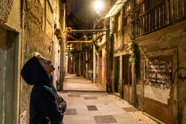 IMAGO Creative, Gesellschaft, Leisure Sickness Einsame Frau bei einer nächtlichen Stadtbesichtigung, Coimbra *** Lonely Woman at a nocturnal City tour, Coimbra Copyright: imageBROKER JacekxSopotnicki ibxjas09917293.jpg ,model released, Symbolfoto ,property released