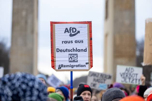 Demo gegen Rechts vorm Brandenburger Tor in Berlin Berlin, Deutschland - 14. Januar 2024: Tausende Menschen demonstrieren vor dem Brandenburger Tor gegen Rechts und die AfD (Alternative für Deutschland). Berlin