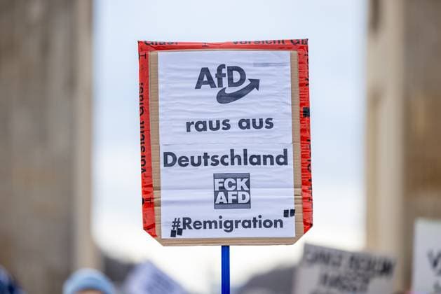 Demo gegen Rechts vorm Brandenburger Tor in Berlin Berlin, Deutschland - 14. Januar 2024: Tausende Menschen demonstrieren vor dem Brandenburger Tor gegen Rechts und die AfD (Alternative für Deutschland). Berlin