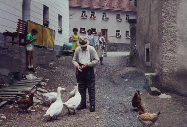 Kleinbauer GER, 20240112, Aufnahme ca. 1950,Symbolbild, Fütterung von Haustieren *** Small farmer GER, 20240112, photo ca 1950, symbolic image, feeding of domestic animals