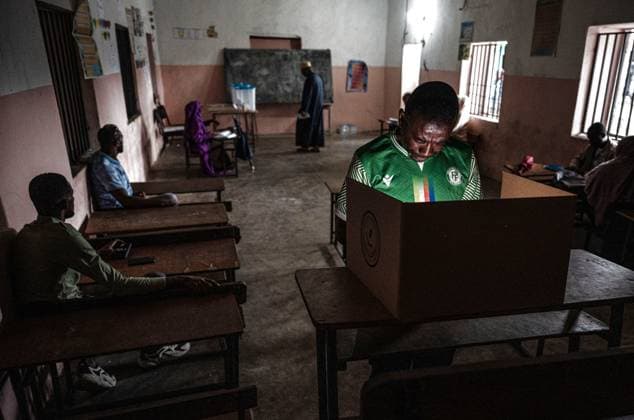 Bilder des Jahres 2024, News 01 Januar News Themen der Woche KW02 News Bilder des Tages (240114) -- MITSUDJE, Jan. 14, 2024 -- A man votes at a polling station in Mitsudje, Comoros, Jan. 14, 2024. Comoros kicked off its first round of the presidential election on Sunday to select the national leader from among six candidates, including incumbent President Azali Assoumani, for the next five years. ) COMOROS-PRESIDENTIAL ELECTION-VOTING-START WangxGuansen 