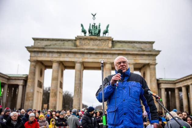 Ulrich Schneider vom Paritätischer Wohlfahrtsverband bei einer Demonstration gegen Rechts auf dem Pariser Platz am Brandenburger Tor am 14. Januar 2024 in Berlin. Demonstration gegen Rechts in Berlin *** Ulrich Schneider from the Paritätischer Wohlfahrtsverband at a demonstration against the right at Pariser Platz at the Brandenburg Gate on January 14, 2024 in Berlin Demonstration against the right in Berlin