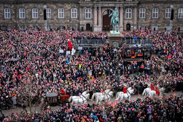 Bilder des Jahres 2024, Entertainment 01 Januar Entertainment Themen der Woche KW02 Entertainment Bilder des Tages Danmark s Queen Margrethe is escorted by the Guard Hussar Regiment s Mounted Squadron in the gold carriage from Amalienborg Castle to Christiansborg Castle on Sunday, January 14, 2024. On 31 December 2023, the Queen announced that she would abdicate on 14 January and that Crown Prince Frederik would be Denmark s regent from that day , Copenhagen Denmark *** Denmark s Queen Margrethe is escorted by the Guard Hussar Regiment s Mounted Squadron in the gold carriage from Amalienborg Castle to Christiansborg Castle on Sunday, January 14, 2024 On 31 December 2023, the Queen announced that she would abdicate on 14 January and that Crown Prince Frederik would be Denmark s regent from that day , Copenhagen Denmark  Copyright: RitzauxScanpix IdaxMariexOdgaardx spdk20240114-175940-6