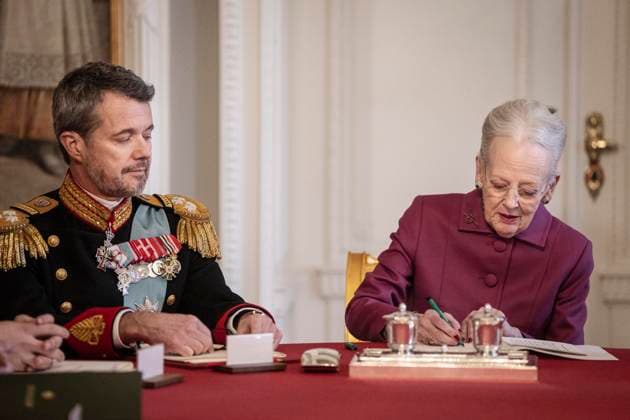 Copenhagen (Denmark), 14 01 2024.- Denmark s Queen Margrethe (R) signs a declaration of abdication next to Crown Prince Frederik in the Council of State at Christiansborg Castle in Copenhagen, Denmark, 14 January 2024. Denmark s Queen Margrethe II announced in her New Year s speech on 31 December 2023 that she would abdicate on 14 January 2024, the 52nd anniversary of her accession to the throne. Her eldest son, Crown Prince Frederik, is set to succeed his mother on the Danish throne as King Frederik X. His son, Prince Christian, will become the new Crown Prince of Denmark following his father s coronation. (Dinamarca, Copenhague) Denmark s Change of Throne !ACHTUNG: NUR REDAKTIONELLE NUTZUNG!  Copyright: xMADSxCLAUSxRASMUSSENx EA7847 20240114-55012683070_1