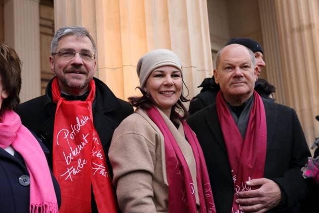 News Themen der Woche KW02 News Bilder des Tages Oberbürgermeister Mike Schubert (SPD), Bundesaußenministerin Annalena Baerbock (Bündnis 90 Die Grünen) und Bundeskanzler Olaf Scholz (SPD), v.l., während einer Kundgebung gegen Rechtsextremismus auf dem Alten Markt in Potsdam, 14. Januar 2024. Kundgebung gegen Rechts in Potsdam *** Lord Mayor Mike Schubert SPD , Federal Foreign Minister Annalena Baerbock Bündnis 90 Die Grünen and Federal Chancellor Olaf Scholz SPD , from left, during a rally against right-wing extremism on the Alter Markt in Potsdam, January 14, 2024 Rally against the right in Potsdam