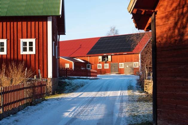 Dorfgasse in einem schwedischen Dorf in Smaland im Winter zur Weihnachtszeit mit typischen roten Holzhäusern *** Dorfgasse in a Swedish Village in Smaland at Winter to Christmas time with typical Red Wooden houses 1035600099