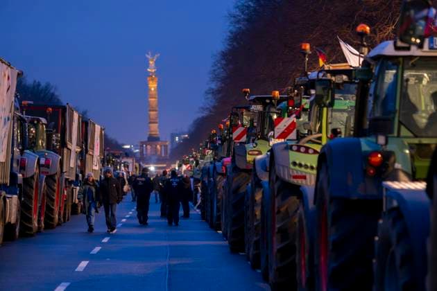 Bilder des Jahres 2024, News 01 Januar News Themen der Woche KW02 Deutschland, Berlin, 14.01.2024, Protest von Bauern, Straße des 17. Juni, bundesweiten Protestwoche gegen Politik der Ampel-Regierung und Kürzungen für Landwirtschaftliche Betriebe, Polizei, Siegessäule, Rolf Zoellner Bauern Demo *** Germany, Berlin, 14 01 2024, protest by farmers, Straße des 17 Juni, nationwide protest week against policies of the traffic light government and cuts for farms, police, Victory Column, Rolf Zoellner farmers demonstration