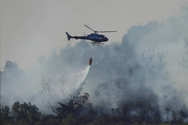News Themen der Woche KW02 Waldbrände in Chile January 14, 2024, Santiago, Metropolitana, Chile: A Fire Department helicopter drops water during a wildfire in Santiago, Chile. Santiago Chile - ZUMAb332 20240114_zip_b332_020 Copyright: xMatiasxBasualdox