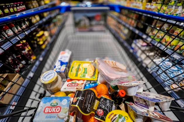Veröffentlichung des Bruttoinlandsprodukts für das Gesamtjahr 2023 Wirtschaft, Inflation, Handel: Ein Einkaufswaren mit Produkten aus einem Supermarkt wird durch den Gang geschoben. Gütersloh Nordrhein-Westfalen Deutschland *** Publication of the gross domestic product for the full year 2023 Economy, inflation, trade A shopping cart with products from a supermarket is pushed through the aisle Gütersloh North Rhine-Westphalia Germany Copyright: xDavidxInderliedx