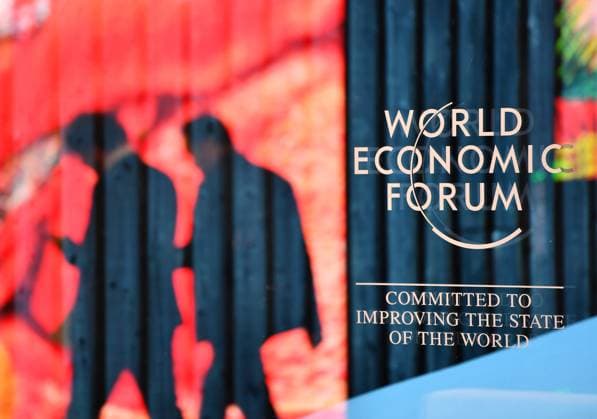 Bilder des Jahres 2024, News 01 Januar News Themen der Woche KW02 Weltwirschaftsforum in Davos (240115) -- DAVOS, Jan. 15, 2024 -- People walk past the logo of the World Economic Forum (WEF) in Davos, Switzerland, Jan. 14, 2024. On the theme of Rebuilding Trust, the 54th WEF Annual Meeting will take place here from Jan. 15 to Jan. 19. The main topics at the forum range from achieving security and cooperation in a divided world, creating jobs and growth for a new era to a long-term strategy for climate, nature and energy. ) SWITZERLAND-DAVOS-WORLD ECONOMIC FORUM-PREPARATION LianxYi 