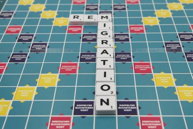 Der Begriff Remigration ist mit Scrabble-Steinen auf ein Scrabble-Feld gelegt worden. Der Begriff wurde zum Unwort des Jahres 2023 gewählt. Lurup Hamburg *** The term remigration has been placed on a Scrabble field with Scrabble tiles The term was chosen as the bad word of the year 2023 Lurup Hamburg