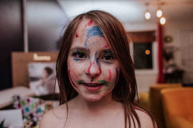 Creative Highlights Symbolbilder Elementary aged girl with marker all over her face Denver, Colorado, United States R_JEMI240114F-1245016-01 ,model released, Symbolfoto