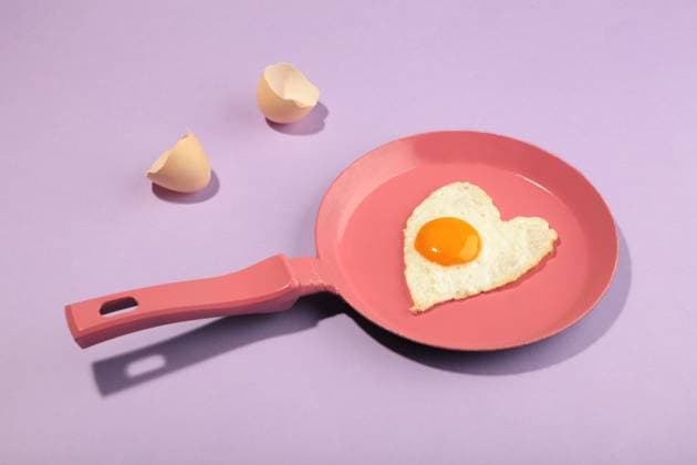 Pink frying pan and egg in heart shape. Valentine s day Mykolaiv, Mykolaiv Oblast, Ukraine R_JYPM220204-918971-01