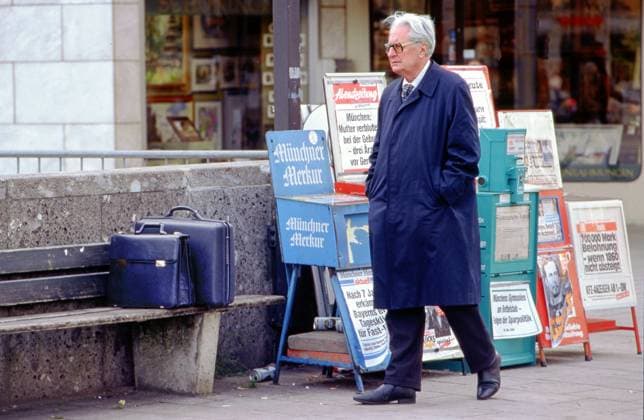 Hans-Jochen Vogel, ehemaliger Münchner Oberbürgermeister, wartet an einer Trambahn-Haltestelle, Mai 1995 Deutschland, München, 16.05.1995, Hans-Jochen Vogel (1926-2020), ehemaliger Münchner Oberbürgermeister von 1960-1972, wartet hier an einer Trambahnhaltestelle am Stachus, mit seinen Aktentaschen, vor Zeitungskästen, Vogel nutzt Öffentliche Verkehrsmittel, ehemaliger Parteivorsitzender der SPD von 1987-1991, Politiker, SPD, Politik, Bayern, Geschichte, Zeitgeschichte, 1995, 1990er, 90er Jahre, Neunziger Jahre, historisch, *** Hans Jochen Vogel, former mayor of Munich, waiting at a streetcar stop, May 1995 Germany, Munich, 16 05 1995, Hans Jochen Vogel 1926 2020 , former mayor of Munich from 1960 1972, waiting here at a streetcar st
