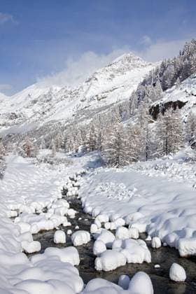 Bergbach im Schnee im Winter im Nationalpark Gran Paradiso, Aostatal, Italien, Europa *** Mountain stream at Snow at Winter at National Park Gran Paradiso, Aosta Valley, Italy, Europe Copyright: imageBROKER alimdix xArterrax xSven-ErikxArndt ibltsm10062208.jpg