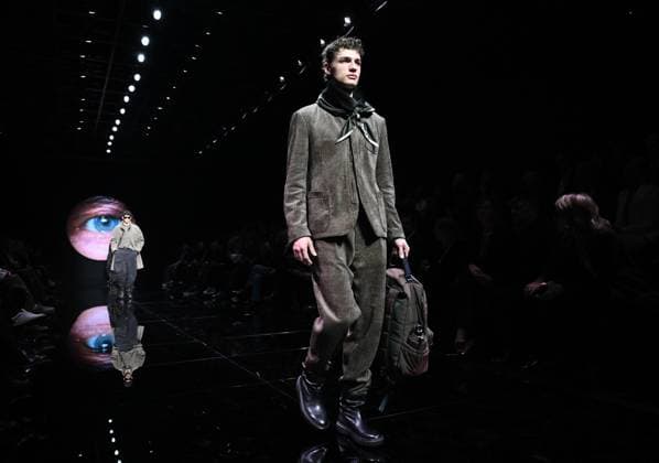 Bilder des Jahres 2024, Entertainment 01 Januar Entertainment Themen der Woche KW03 Entertainment Bilder des Tages January 15, 2024, Milan, Italy: A model presents a creation by Giorgio Armani during the Milan Fashion Week, in Milan, Italy, 14 January 2024. The Fall Winter 2024 2025 collections are presented from 12 to 16 January 2024. ANSA DANIEL DAL ZENNARO Milan Italy  - ZUMAa110 20240115_zaf_a110_007 Copyright: xDanielxDalxZennarox