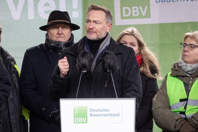 News Themen der Woche KW03 Politik - Christian Lindner, Bundesminister der Finanzen spricht der Bühne der Bauernproteste in Berlin vor dem Brandenburger Tor, links neben ihm steht Joachim Rukwied, der Präsident des Deutschen Bauernverbandes, 15.1.2024, Brandenburger Tor, Berlin, Deutschland *** Politics Christian Lindner, Federal Minister of Finance speaks on the stage of the farmers protest in Berlin in front of the Brandenburg Gate, to his left is Joachim Rukwied, President of the German Farmers Association, 15 1 2024, Brandenburg Gate, Berlin, Germany kreativmedia_bauernproteste150124_3