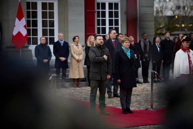 News Themen der Woche KW03 News Bilder des Tages January 15, 2024, Kehrsatz, Bern, Switzerland: Ukrainian President Volodymyr Zelenskyy, left, stands alongside Swiss President Viola Amherd, right, during the arrival ceremony at Lohn Estate, January 15, 2024 in Kehrsatz, Bern, Switzerland. Zelenskyy is in Switzerland for bilateral meetings and to attend the World Economic Forum. Kehrsatz Switzerland - ZUMAp138 20240115_zaa_p138_019 Copyright: xUkrainexPresidency UkrainianxPrex