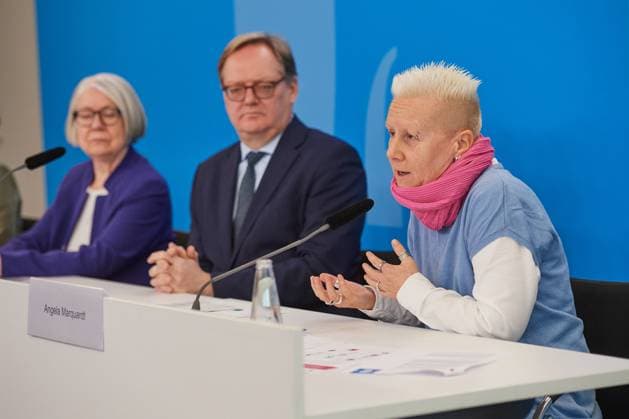 News Themen der Woche KW03 News Bilder des Tages Pressekonferenz der Unabhaengigen Kommission zur Aufarbeitung sexuellen Kindesmissbrauchs am 16.01.2024 in Berlin. (Foto v.l.: Barbara Kavemann, Mitglied der Aufarbeitungskommission; Stephan Rixen, Mitglied der Aufarbeitungskommission; Angela Marquardt, Mitglied des Betroffenenrates bei der UBSKM) Die Aufarbeitungskommission fuer sexuellen Kindesmissbrauch hat vom Staat und nicht staatlichen Einrichtungen verlangt, Verantwortung fuer einen besseren Schutz von Kindern und Jugendlichen zu uebernehmen. Die Kommission erklaerte am Dienstag in Berlin, obwohl das Bewusstsein fuer das Thema Missbrauch geschaerft und die Aufarbeitung vorangetrieben worden sei, duerfe sich die Gesellschaft damit nicht zufriedengeben. (Siehe epd-Meldung vom 16.01.202 Copyright: epd-bild ChristianxDitsch epd-Kindesmissbrauch3-kopieren