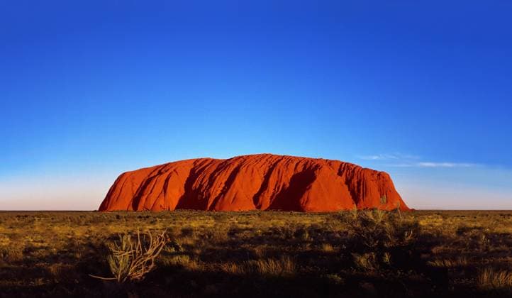 Ayers Rock Uluru bei Sonnenuntergang, in rotem Licht beleuchtet, Northern Territory, Australien, Ozeanien *** Ayers Rock Uluru at Sunset, in red Light illuminated, Northern Territory, Australia, Oceania Copyright: imageBROKER Dirkxv.xMallinckrodt ibldvm10060729.jpg
