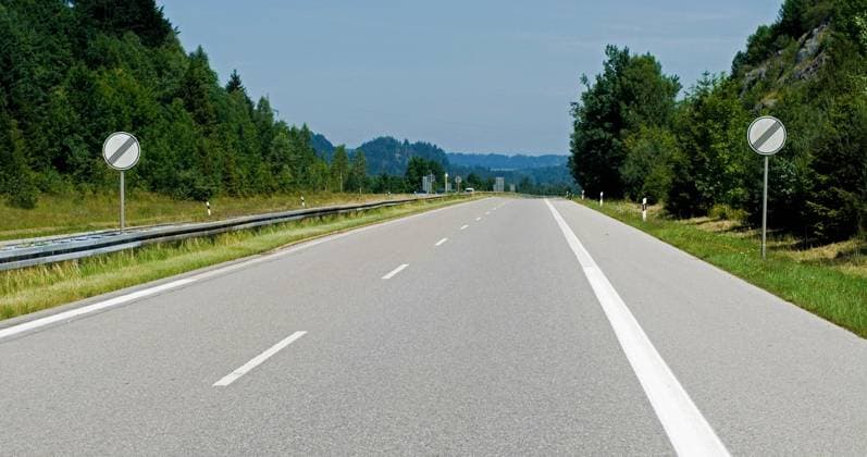  Leere Autobahn, mit deutschen Verkehrsschildern, die Geschwindigkeitsbegrenzung aufheben, A 95 bei Eschenlohe, Bayern, Deutschland, Europa *** Empty Freeway, with Germans traffic signs, the Speed limit cancel, a 95 at Eschenlohe, Bavaria, Germany, Europe Copyright: imageBROKER/Dirkxv.xMallinckrodt ibldvm10060960.jpg