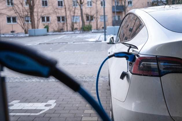Ein Tesla E-Auto Model Y beim Aufladen bei einer Ladesäule für Elektroautos