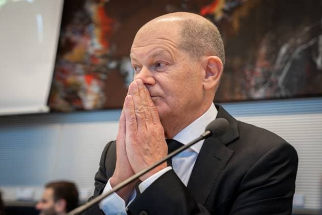 News Themen der Woche KW03 News Bilder des Tages Aktuell, 16.01.2024, Berlin, Bundeskanzler Olaf Scholz mit besonders nachdenklichem und besorgtem Gesichtsausdruck im Vorfeld der Fraktionssitzung der SPD Bundestagsfraktion im Reichstagsgebaeude Bundeskanzler;Olaf Scholz;SPD; MdB; Reichstag; Berlin; Regierung; Deutscher Bundestag; Hohes Haus; Sitzung; Portrait; POL; Fraktion;Bundestag;besorgt;sorgen;nachdenklich;Blick;Geste;beten;erschoepft; Berlin Berlin Deutschland *** Current, 16 01 2024, Berlin, Federal Chancellor Olaf Scholz with a particularly thoughtful and worried expression in the run-up to the parliamentary group meeting of the SPD Bundestag parliamentary group in the Reichstag building Federal Chancellor Olaf Scholz SPD MdB Reichstag Berlin Government German Bundestag High Hou