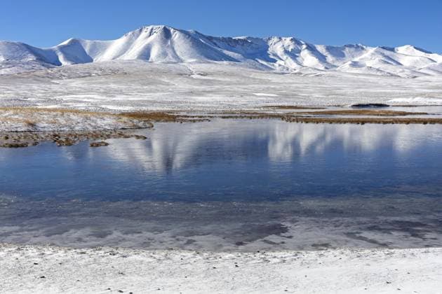  See, schneebedeckte Berge und Tal im Tian Shan Gebirge, Provinz Naryn, Kirgisistan *** See, snow-covered Mountains and Valley at Tian Shan Mountains, Province Naryn, Kyrgyzstan Copyright: imageBROKER/alimdix/xArterrax/xMaricaxvanxderxMeer ibltsm10062309.jpg