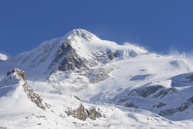 Schneebedeckter Berggipfel, Gipfel des Gran Paradiso im Winter im Gran Paradiso Massiv der Grajischen Alpen, Aostatal, Italien, Europa *** Snow-covered Mountain peak, Summit of Gran Paradiso at Winter at Gran Paradiso massive the Grajischen Alps, Aosta Valley, Italy, Europe Copyright: imageBROKER alimdix xArterrax xSven-ErikxArndt ibltsm10062329.jpg
