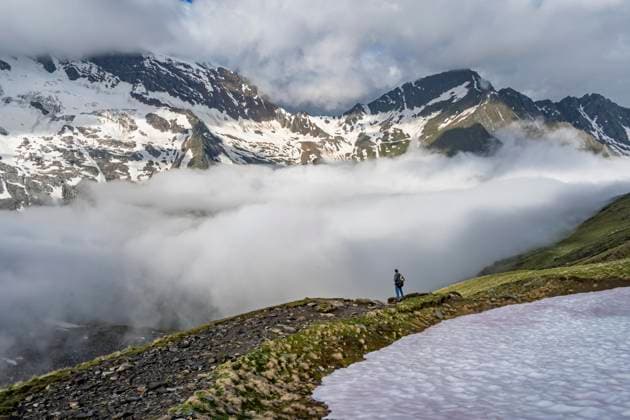 Creative Highlights Symbolbilder Bergsteiger vor Berglandschaft mit Hochnebel im Tal, Gipfel Hochfeiler und Hochsteller mit Wolken, Gletscher Schlegeiskees, Berliner Höhenweg, Zillertaler Alpen, Tirol, Österreich, Europa *** Mountaineer before Mountain landscape with High Nebula at Valley, Summit Hochfeiler and High authors with Clouds, Glacier Schlegeiskees, Berlin Höhenweg, Zillertal Alps, Tyrol, Austria, Europe Copyright: imageBROKER/MaraxBrandl ibxmab10061345.jpg ,model released, Symbolfoto ,property released