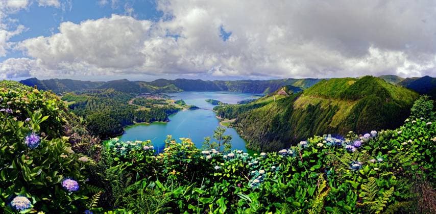 Malerischer Panoramablick auf die Kraterseen Lagoa Verde und Lagoa Azul umgeben von grünen Kraterrändern und blühenden Hydrangea unter einem heiteren Himmel, Krater Rundwanderweg, Caldeira das Sete Cidades, Miradouro da Vista do Rei, Lagoa Verde, Lagoa Azul, Sao Miguel, Portugal, Europa *** more picturesque Panoramic view at the Crater lakes LAGOA Verde and LAGOA Azul surrounded from Greens Crater rims and flourishing Hydrangea at a serene Heaven, Crater Circular hiking trail, CALDEIRA the Sete Cidades, Miradouro as Vista Do Rei, LAGOA Verde, LAGOA Azul, Sao Miguel, Portugal, Europe Copyright: imageBROKER/MichaelxRucker ibxrum10062039.jpg