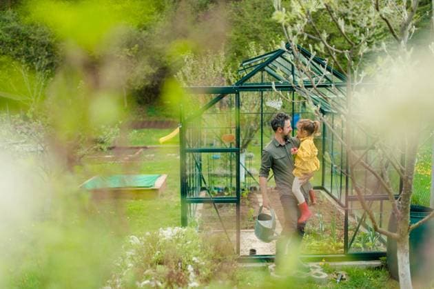 IMAGO Creative: Garten, Anbau im Gewächshaus Father with his little daughter bonding in front of eco greenhouse, sustainable lifestyle. A gather with his little daughter bonding in front of eco greenhouse, sustainable lifestyle. model released Copyright: xx DSC_9923.jpeg