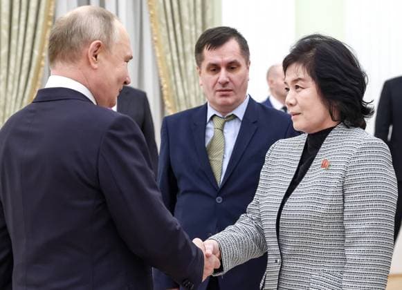 News Themen der Woche KW03 News Bilder des Tages RUSSIA, MOSCOW - JANUARY 16, 2024: Russia s President Vladimir Putin shakes hands with North Korean Foreign Minister Choe Son-hui (L-R front) during a meeting at the Moscow Kremlin. Artyom Geodakyan TASS  66477092