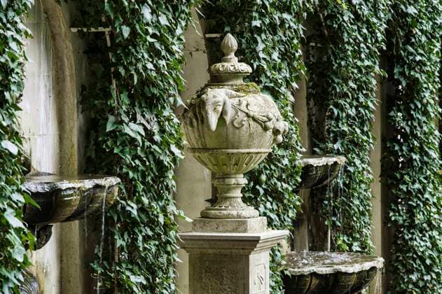 Formal Italian garden at Longwood Gardens Old world formal Italian garden at Longwood Gardens, Pennsylvania, USA. Kennett Square Pennsylvania United States EDITORIAL USE ONLY Copyright: xJohnxGreimx JohnxGreimx jgrmphotos002115