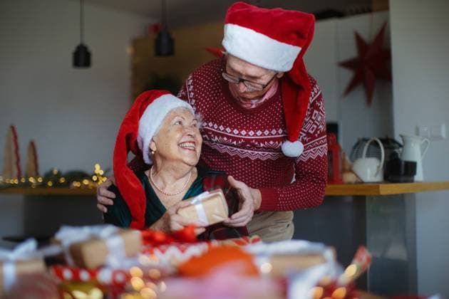 Senior couple celebrating Christmas, giving gifts each other. Senior couple celebrating Christmas, giving the gifts each other. model released Copyright: xx HHH CHRISTMAS SENIORS 2022 HHH 046