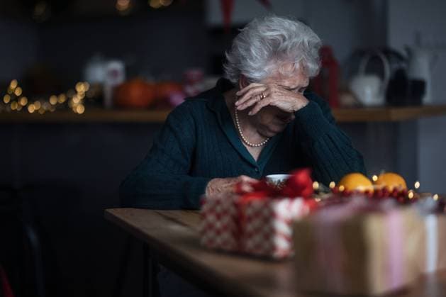 Unhappy senior woman sitting alone and crying during Christmas Eve.Concept of solitude senior and mental health. Unhappy senior woman sitting alone and crying during Christmas Eve. Concept of solitude seniors. model released Copyright: xx HHH CHRISTMAS SENIORS 2022 HHH 050