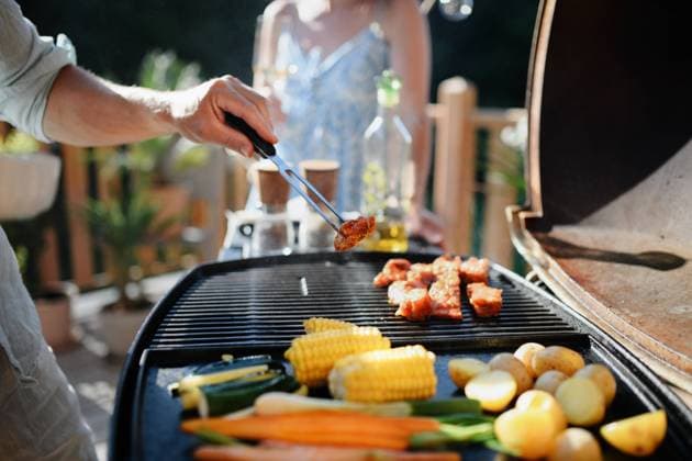 Unrecognizable man grilling ribs and vegetable on grill during family summer garden party, close-up An unrecognizable man grilling ribs and vegetable on grill during family summer garden party model released Copyright: xx HHH FAMILY GRILL BODOVCI 2022 HHH 094