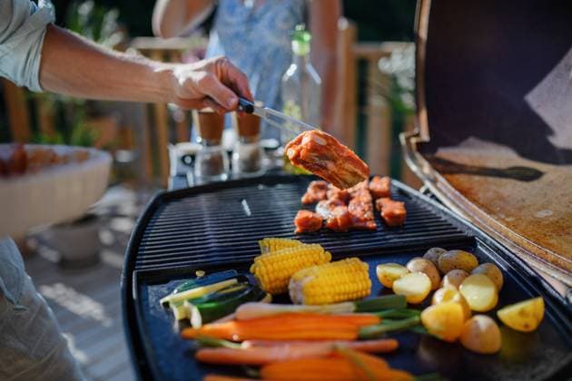 Unrecognizable man grilling ribs and vegetable on grill during family summer garden party, close-up An unrecognizable man grilling ribs and vegetable on grill during family summer garden party model released Copyright: xx HHH FAMILY GRILL BODOVCI 2022 HHH 097