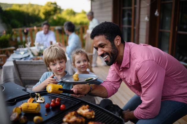 Multi generation family having bbq party outside in the backyard on patio. Multi generation family having party outside in the backyard on a patio. model released Copyright: xx HHH FAMILY GRILL BODOVCI 2022 HHH 190