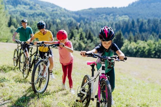 Young family with little children at bike trip together in nature. Young family with little children at a bike trip together in nature. model released Copyright: xx HHH FAMILY PICNIC 2022 HHH 134