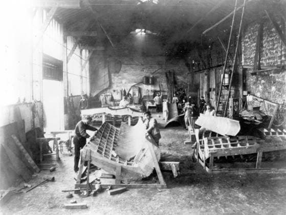 Workmen Assembling the Statue of Liberty Here are workmen assembling the Statue of Liberty in Frédéric Auguste Bartholdi s Parisian workshop. Paris xx France EDITORIAL USE ONLY Copyright: xx 1880.0138 x picturehistory001389