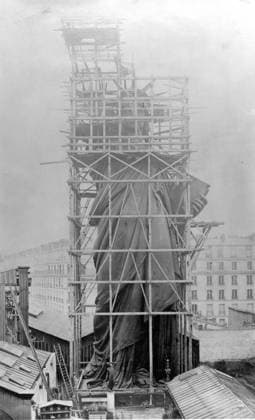 Construction of the Statue of Liberty Here is the Statue of Liberty in Paris outside of Frédéric Auguste Bartholdi s Parisian workshop as it is being constructed. The head and torch of the statue sit on the ground beside the body. Paris xx France EDITORIAL USE ONLY Copyright: xx 1880.0135 x picturehistory001393