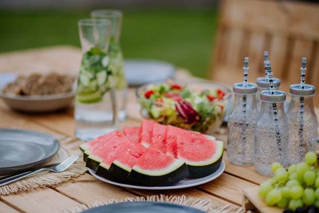 Dining table set for dinner on the terrace in summer, garden party concept. A dining table set for dinner on the terrace in summer, garden party concept. model released Copyright: xx HHH FAMILY POOL PARTY 2022 HHH 007