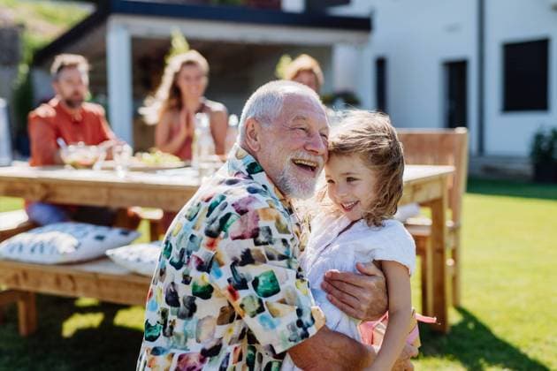 IMAGO Creative: Sommer, Sommertage im Garten Happy little girl giving birthday present to her senior grandfather at generation family birthday party in summer garden A happy little girl giving birthday present to her senior grandfather at generation family birthday party in summer garden model released Copyright: xx HHH FAMILY POOL PARTY 2022 HHH 236